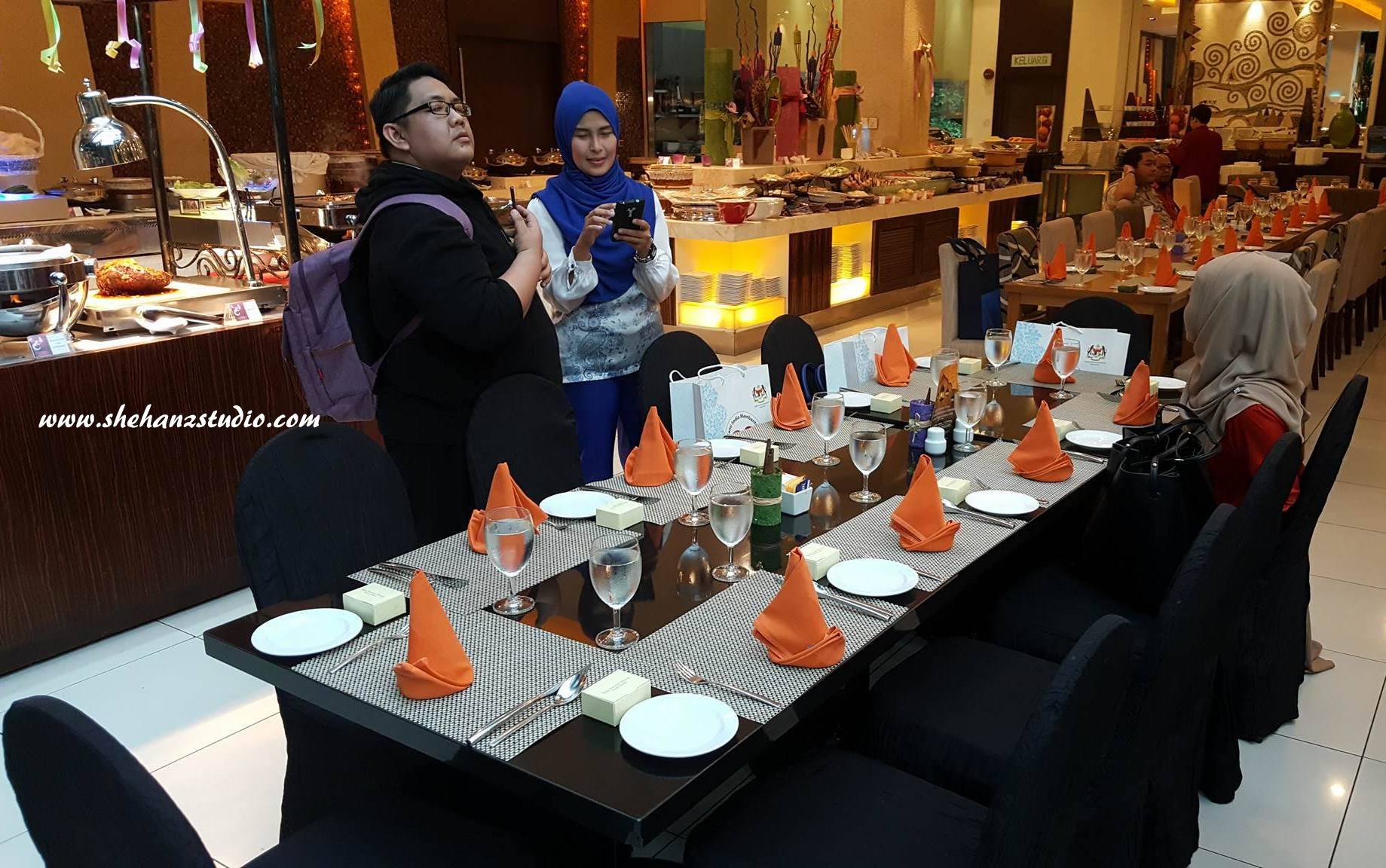 MENU IFTAR DI ZENDE RESTAURANT, SERI PACIFIC HOTEL Kami, team KBBA9 menerima jemputan kali ini untuk bersama-sama berbuka puasa bersama YB Menteri Kesihatan & pengamal media yang lain di sini. Suasana di Zende Restaurant ini sangat selesa dan nampak 'high class'. Sesuai majlis sebegini diadakan di sini.