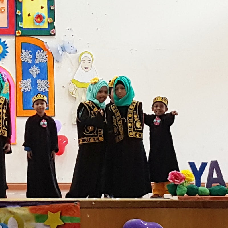 grand-ihtifal-little-caliph-2016-graduation-lil-hannah-damia
