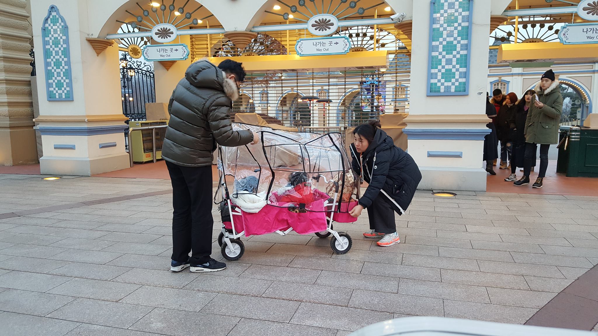 korea trip_day 3_strawberry farm_diy kimchi_hanbok_everland theme park (50)