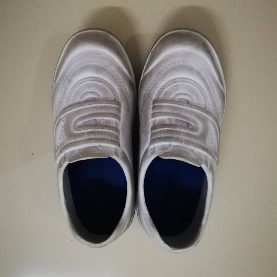 KASUT HITAM DI SEKOLAH