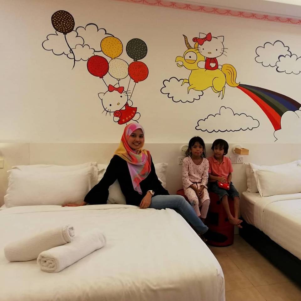 HANNAHDAMIA BIRTHDAY TRIP BILIK TEMA HELLO KITTY DI HOTEL DE ART i-CITY SHAH ALAM (8)