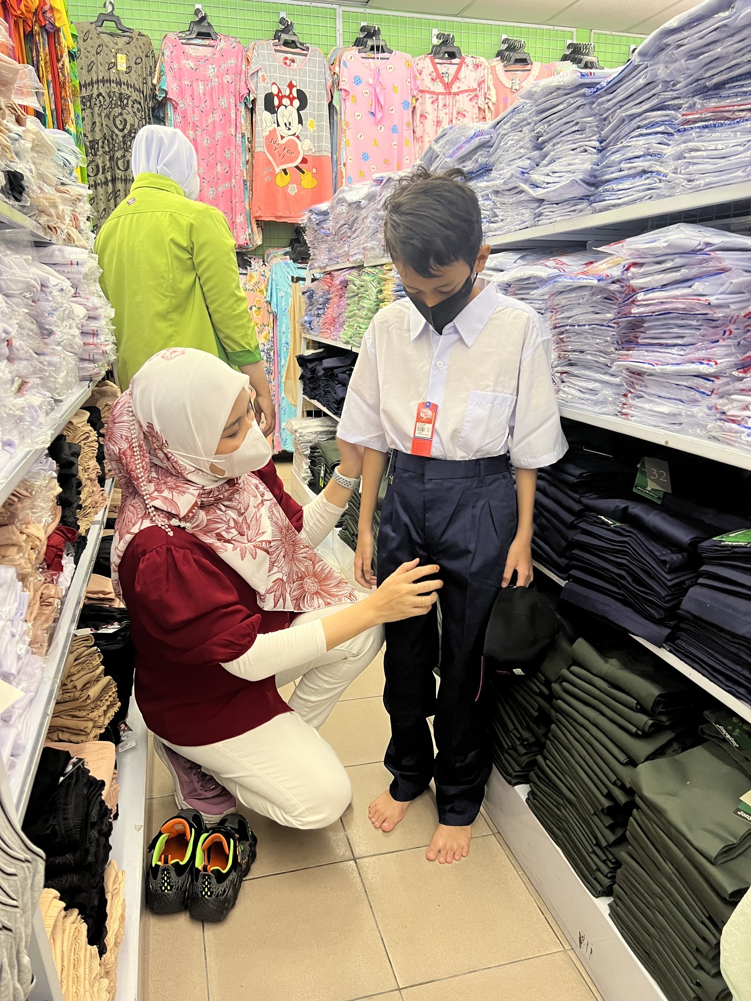 BELI KELENGKAPAN SEKOLAH DI HARI-HARI - CARI BAJU SEKOLAH MENENGAH UNTUK HANNAH BUAT PERTAMA KALI