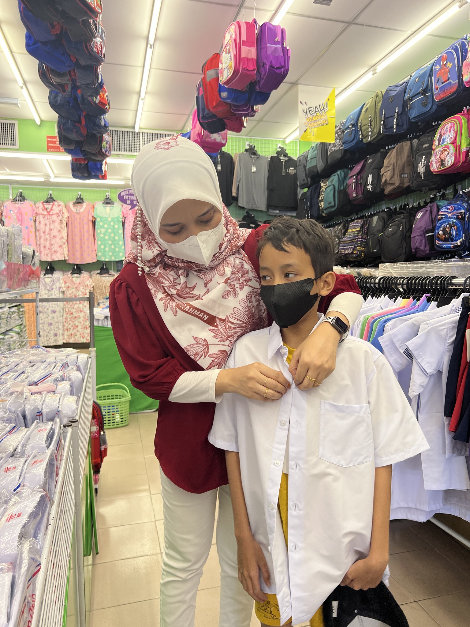 BELI KELENGKAPAN SEKOLAH DI HARI-HARI - CARI BAJU SEKOLAH MENENGAH UNTUK HANNAH BUAT PERTAMA KALI