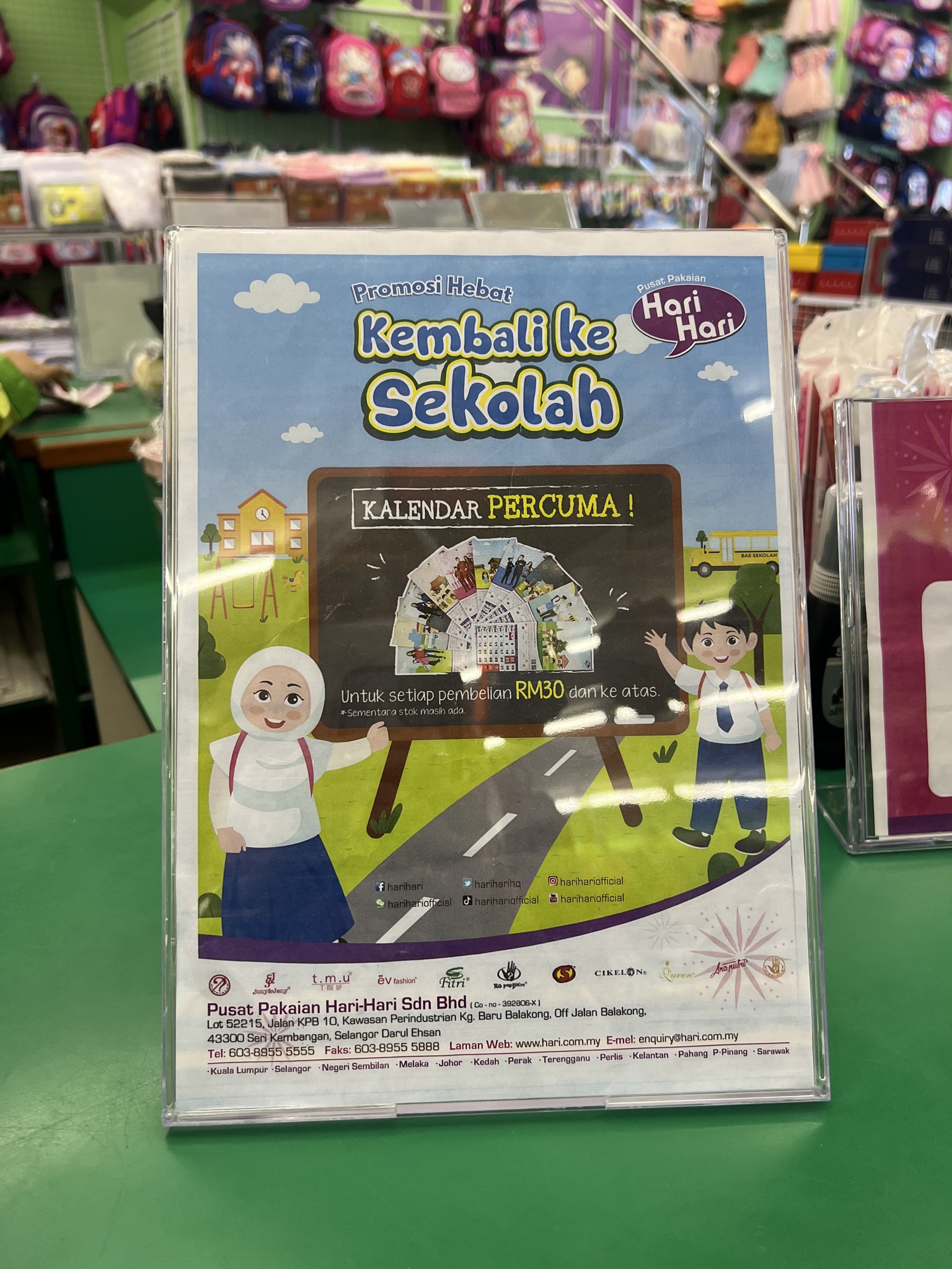 BELI KELENGKAPAN SEKOLAH DI HARI-HARI - CARI BAJU SEKOLAH MENENGAH UNTUK HANNAH BUAT PERTAMA KALI