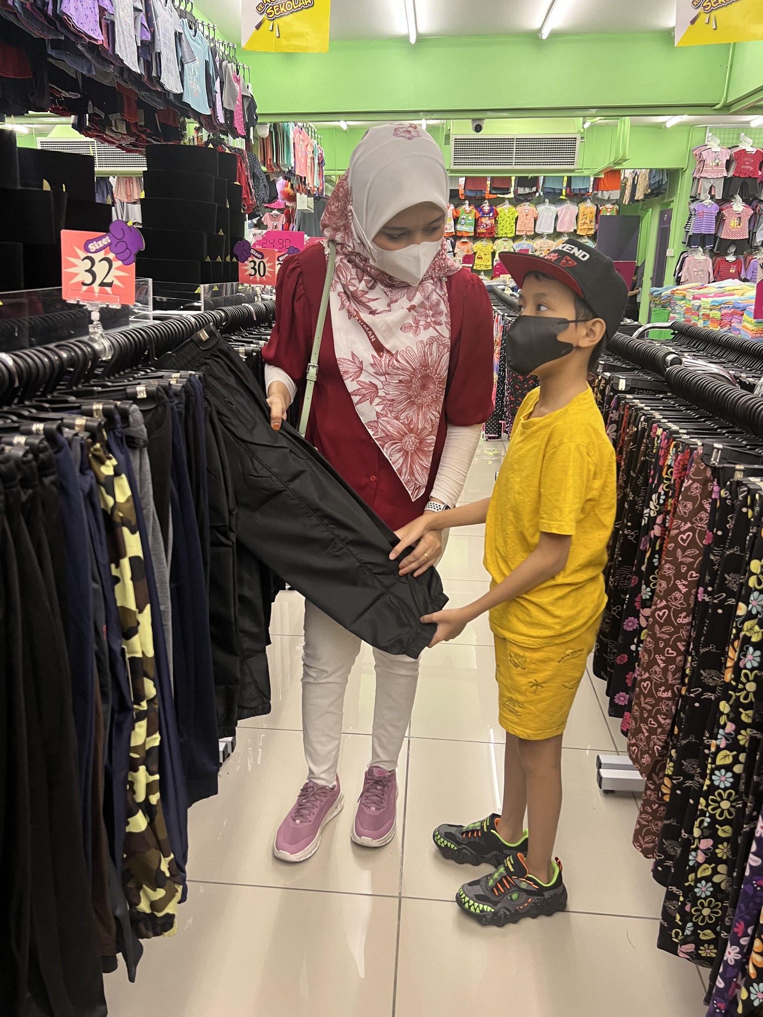 BELI KELENGKAPAN SEKOLAH DI HARI-HARI - CARI BAJU SEKOLAH MENENGAH UNTUK HANNAH BUAT PERTAMA KALI