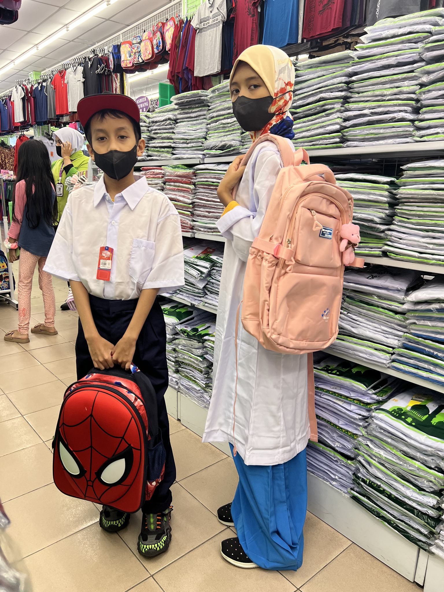 BELI KELENGKAPAN SEKOLAH DI HARI-HARI - CARI BAJU SEKOLAH MENENGAH UNTUK HANNAH BUAT PERTAMA KALI