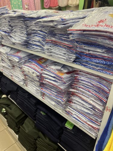 BELI KELENGKAPAN SEKOLAH DI HARI-HARI - CARI BAJU SEKOLAH MENENGAH UNTUK HANNAH BUAT PERTAMA KALI