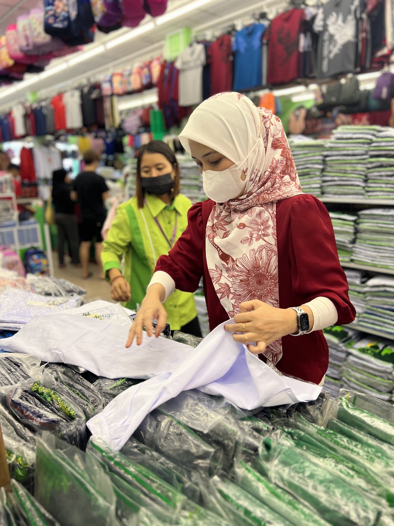 BELI KELENGKAPAN SEKOLAH DI HARI-HARI - CARI BAJU SEKOLAH MENENGAH UNTUK HANNAH BUAT PERTAMA KALI