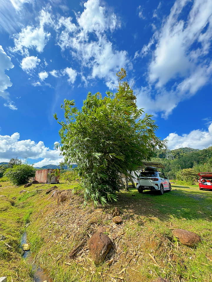 CAMP ADVENTURE BY THE RIVER