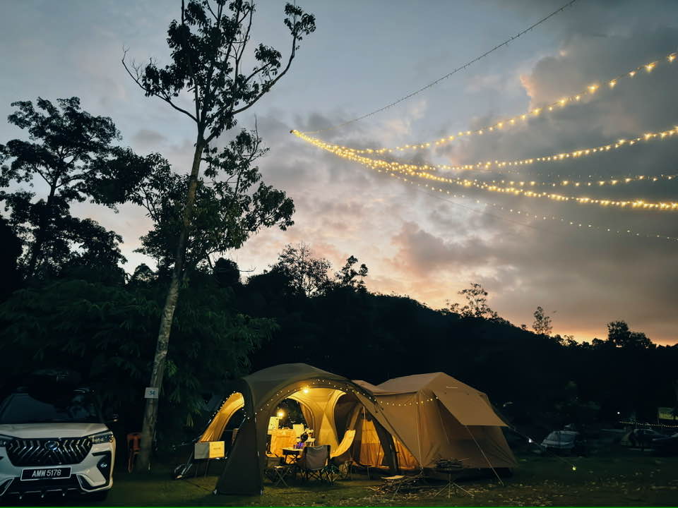 CAMP ADVENTURE BY THE RIVER